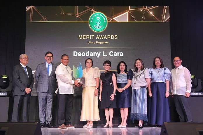 Finance Secretary and LANDBANK Chairman Ralph G. Recto (2nd from left), Bangko Sentral ng Pilipinas Governor Eli M. Remolona, Jr. (leftmost), and LANDBANK President and CEO Lynette V. Ortiz (center) confer the Ulirang Magsasaka Award to Deodany L. Cara (3rd from left) with his wife, Ma. Cecilia Cara (4th from left) during the LANDBANK 2024 MERIT Awards on 8 August 2024 in Malate, Manila. Joining them are LANDBANK Directors Virginia N. Orogo (6th from left) and Nancy D. Irlanda (7th from left), together with Executive Vice President Ma. Celeste A. Burgos (8th from left) and Vice President Rolando G. Santos. (rightmost).