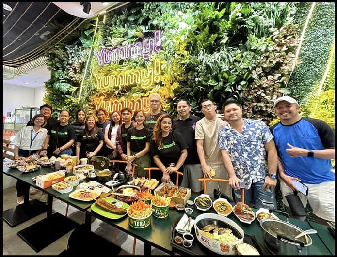 Mr Carl Maglangit & Ms Rona Perong (leftmost) with the CDO Bloggers and Content Creators Club. (photo supplied)