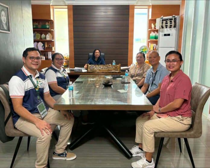 Dr. Lyka Dela Rosa,(in maroon blouse) the new Department of Health’s Doctors To The Barrio program representative assigned to Talacogon town, paid a courtesy call on Thursday to Mayor Pauline Marie Masendo accompanied by DOH Caraga personnel/ Photo courtesy of Municipal Information Office=LGU Talacogon