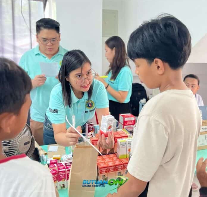 FREE MEDICINE FOR REMOTE RESIDENTS. A pharmacist from the Department of Health–Center for Health Development (DOH-CHD) Caraga explains dosage instructions to a young resident during the distribution of free medicines at the Serbisyo Caravan 2026 in Barangay De Oro, Butuan City. The outreach initiative brought essential healthcare services, consultations, and vital government aid directly to rural residents. — PHOTO COURTESY OF BUTUAN CITY PIO